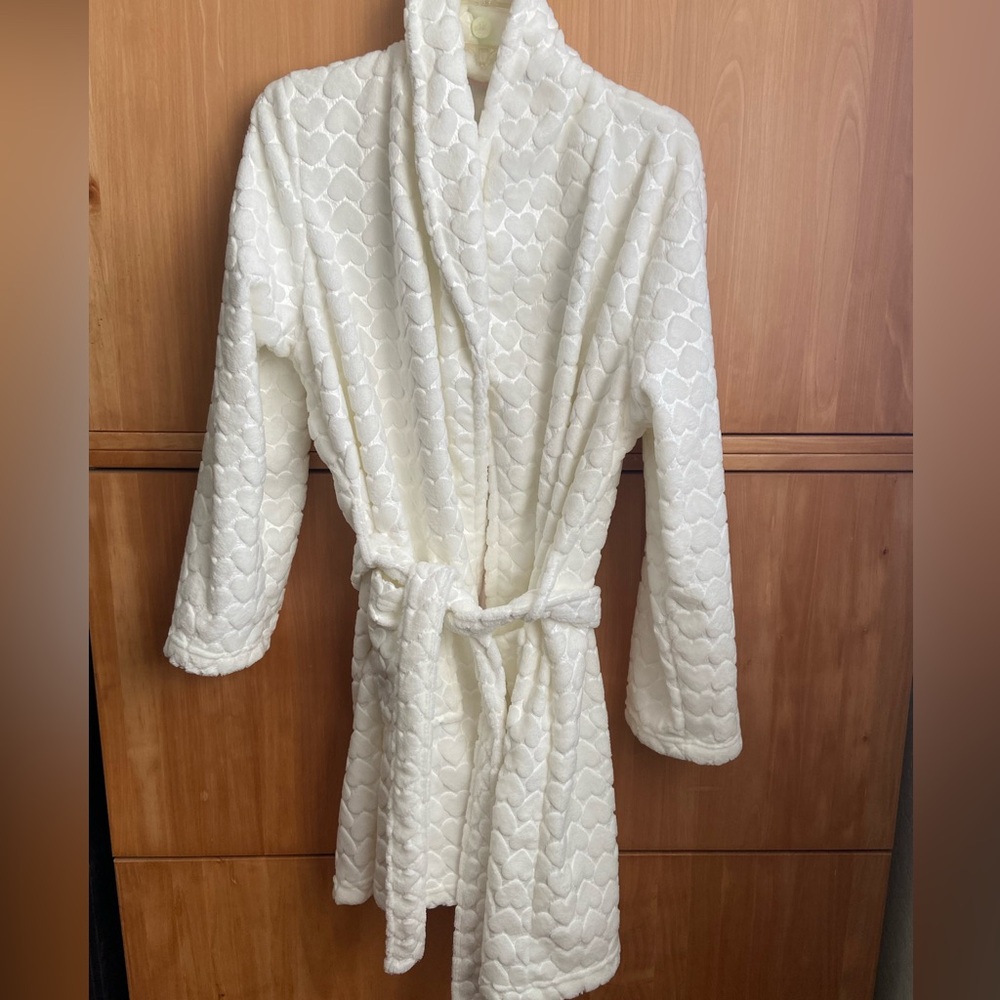 White hears robe NWT